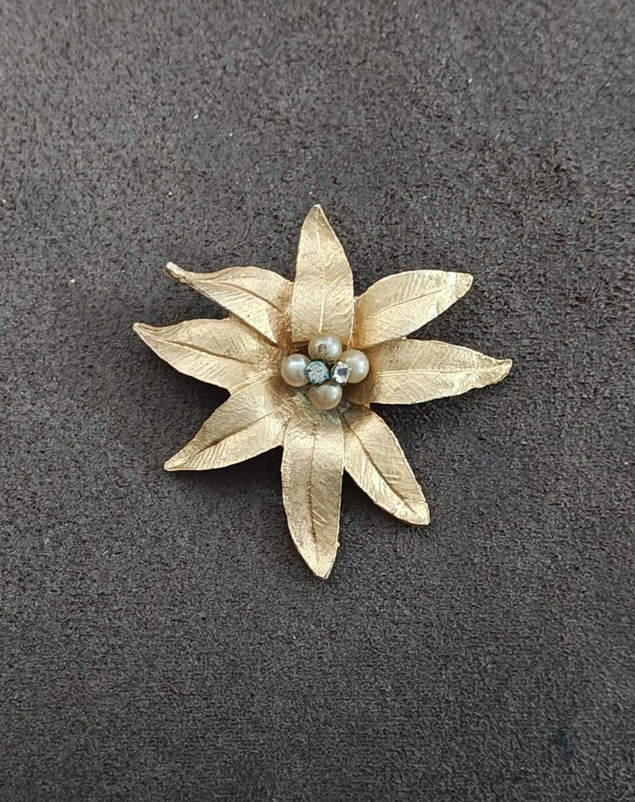 1950s/60s Gold Tone Textured Flower With Faux Pearls & Rhinestones Brooch