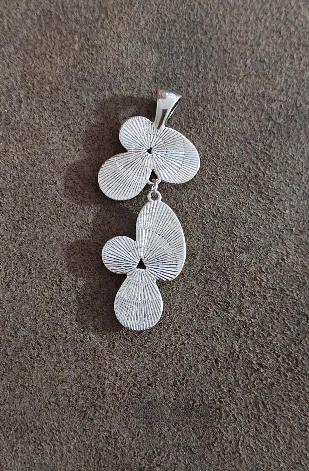 1990s Vintage Natural Howlite Gemstones Silver Tone Dangle Pendant