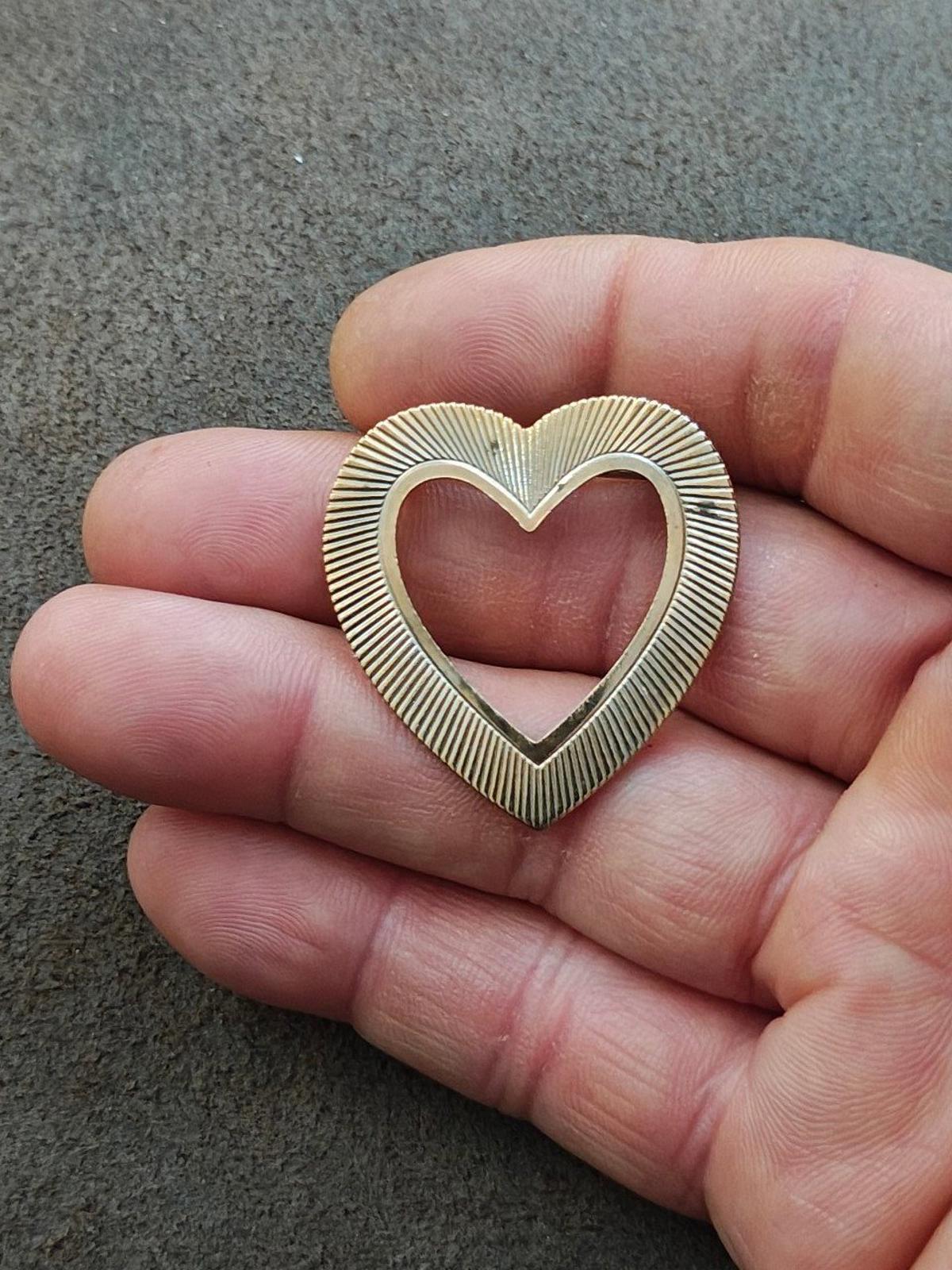 1980s Vintage Textured Heart Shaped Gold Shaped Brooch Pin