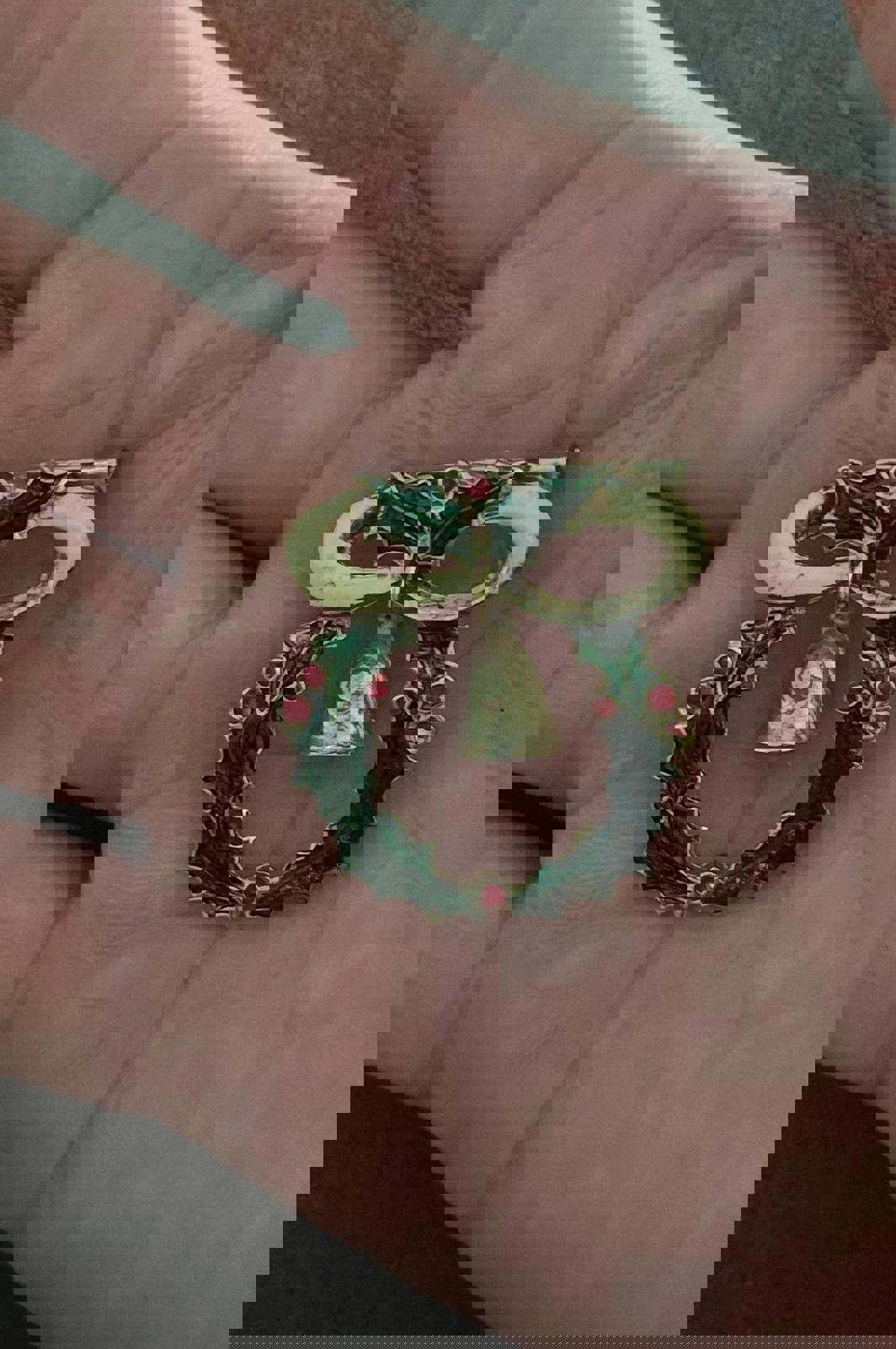 1980s Vintage Christmas Wreath Gold Tone Enamel Brooch Pin