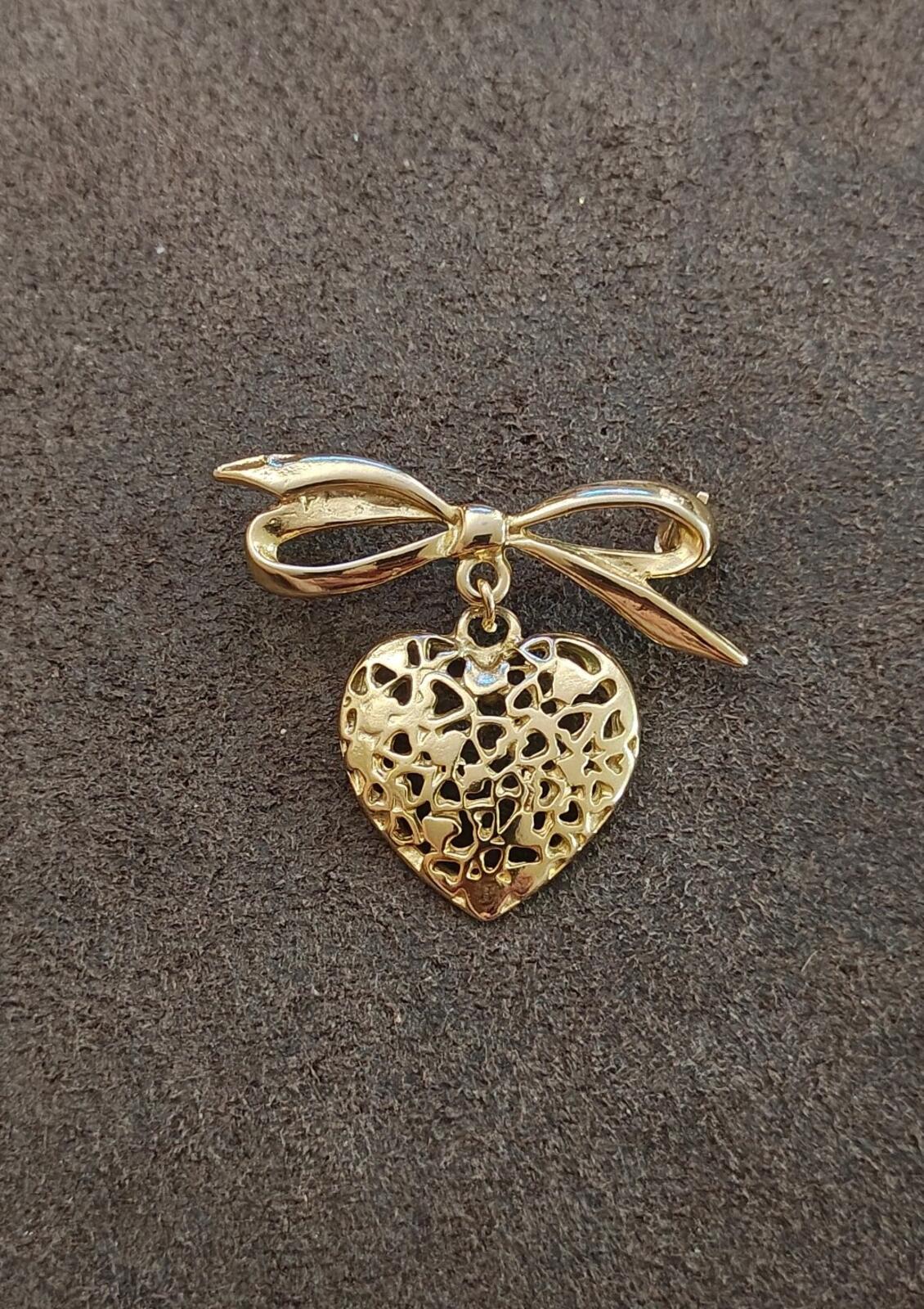 80s Gold Tone Ribbon Bow Brooch With a Dangling Openwork Filigree Heart Pendant