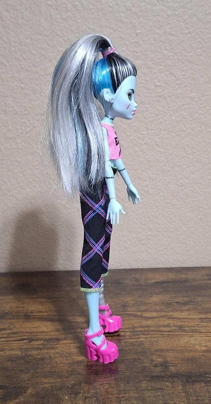 2021 Monster High Frankie Stein Doll With Pink & Black Outfit.