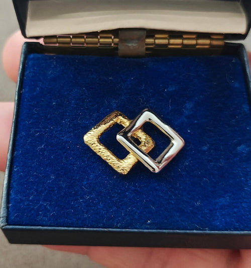 Two-tone gold and white abstract link tie tack/lapel pin on blue display