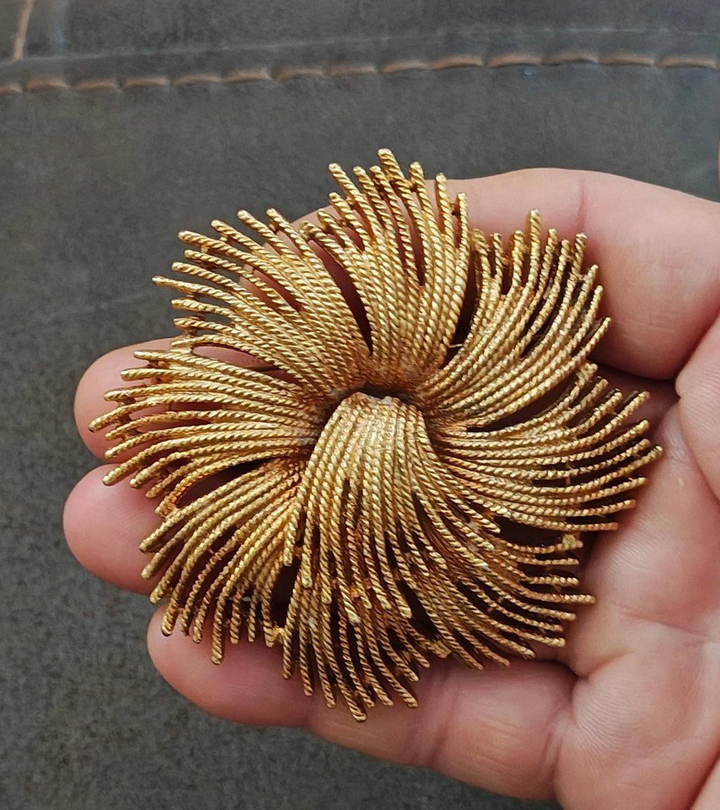 Gold-tone starburst rope brooch, twisted fan design in large round shape