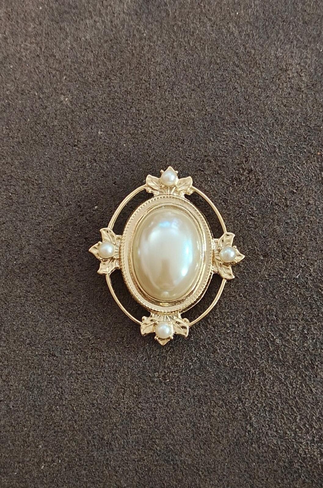 1970/80s Victorian Style Gold Tone Brooch With An Oval Faux Mabe Pearl Cabochon