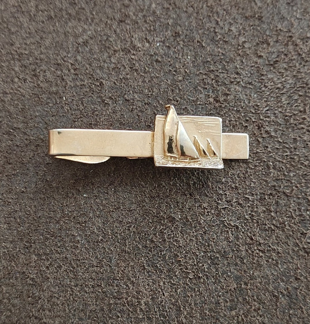 1950s/60s Classic Nautical Elegance Gold Tone Sailboat Tie Bar Clip