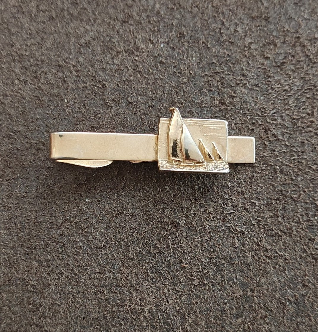 1950s/60s Classic Nautical Elegance Gold Tone Sailboat Tie Bar Clip