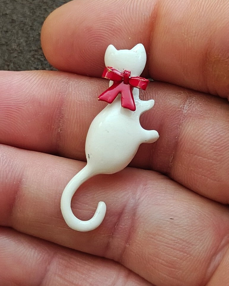 1960s/70s Metal White Enamel Cat Brooch Pin With Red Bow - photo 5
