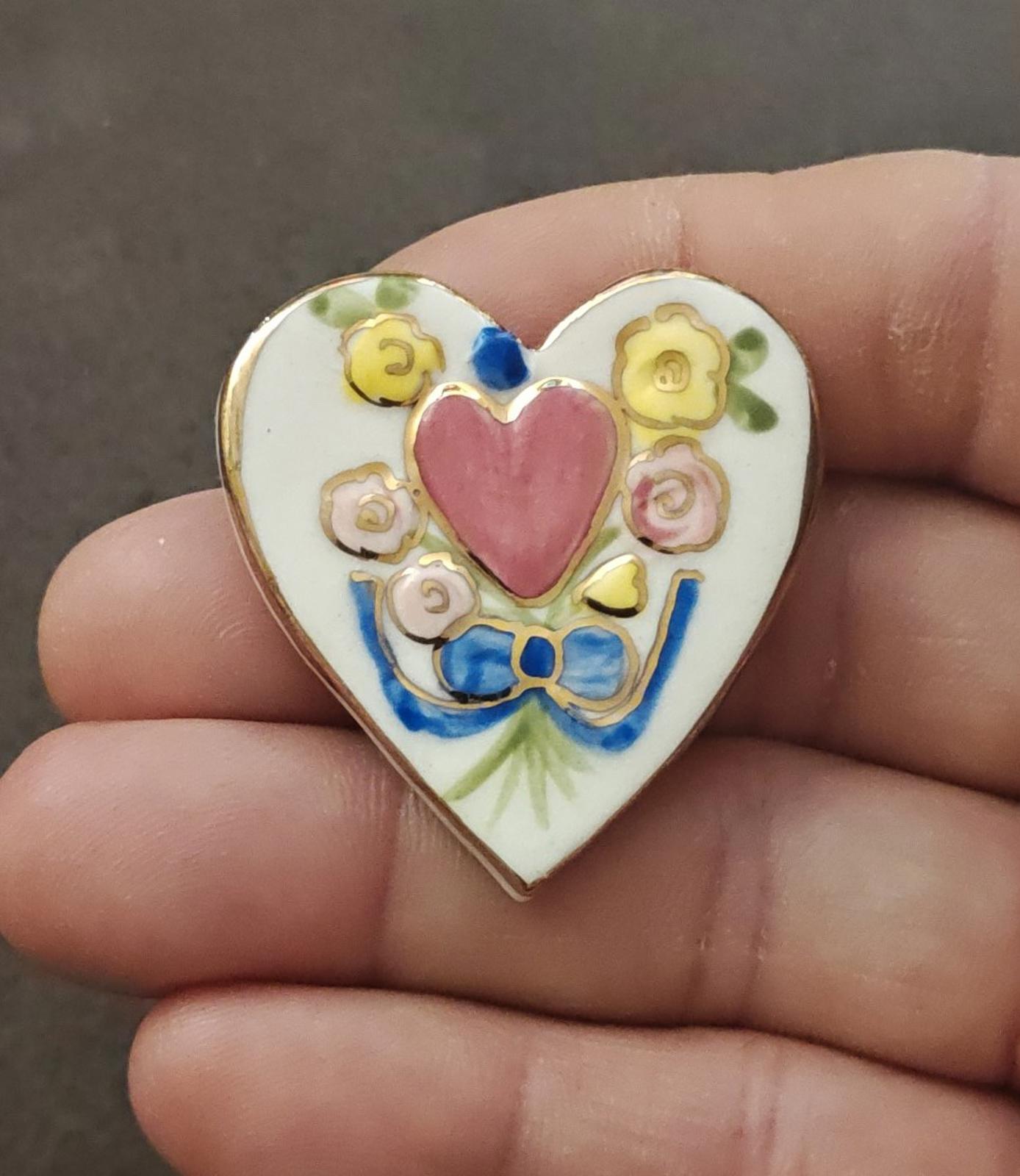 1980s Hand Painted Ceramic Floral Heart Brooch pin featuring pink roses, gold-to