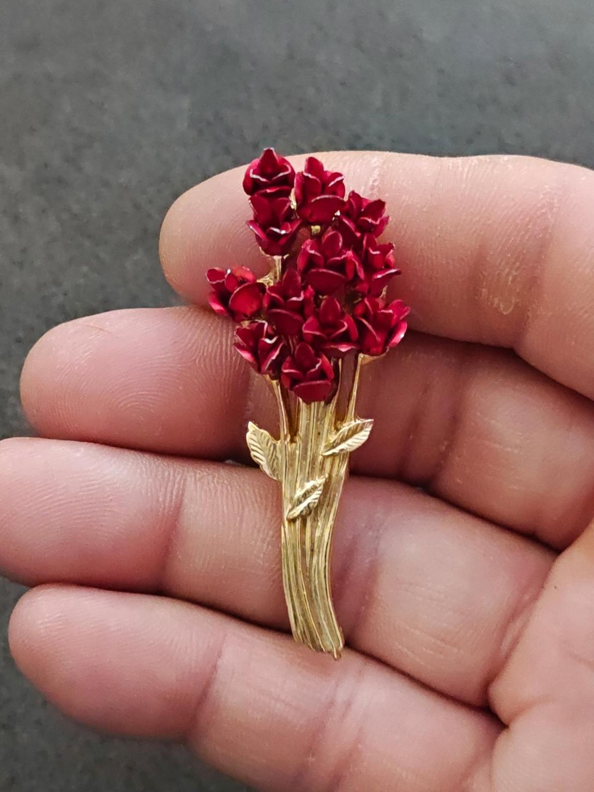 1997 Red Rose Bouquet Gold Tone Brooch Marked DM97