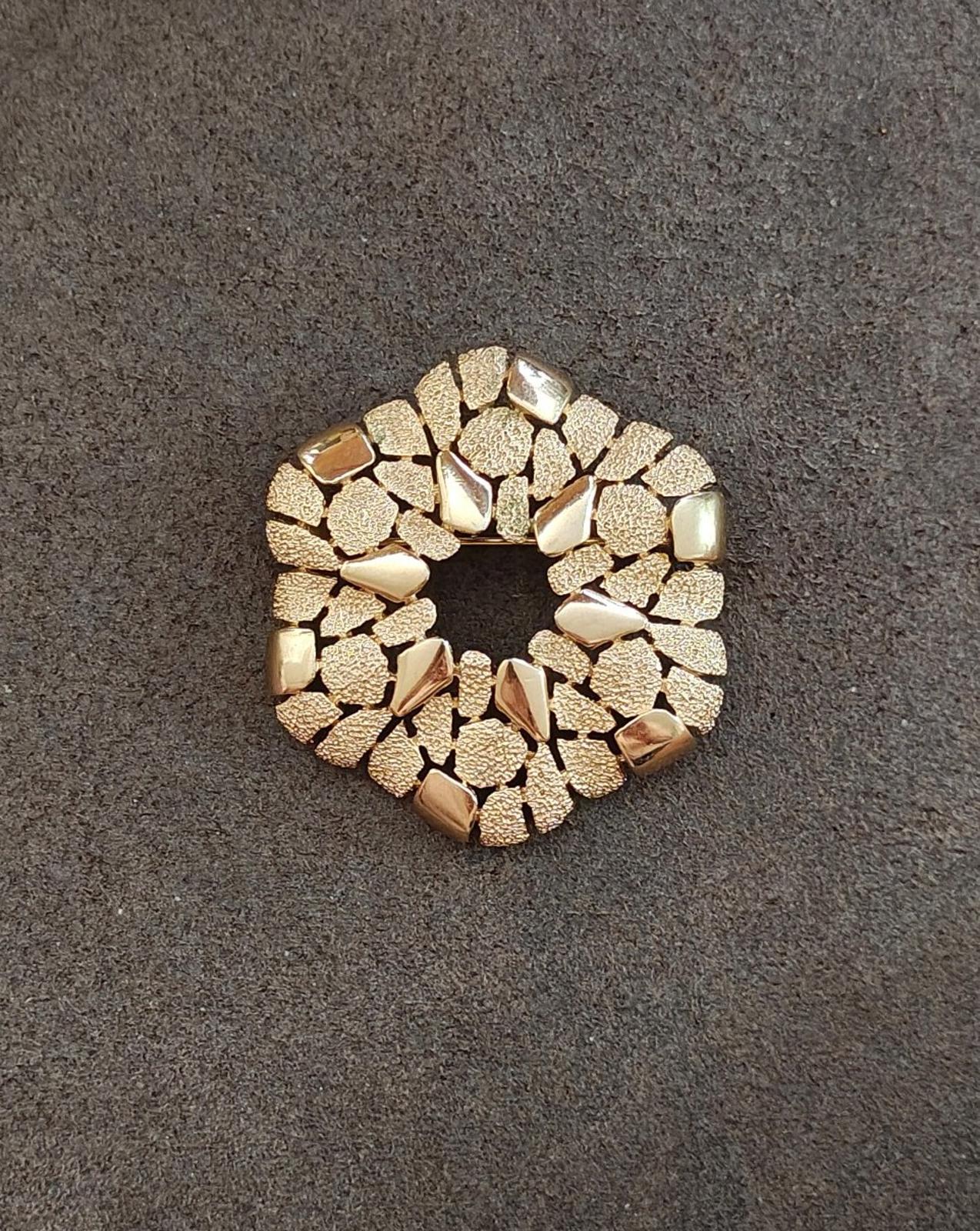 1960's Crown Trifari Cobblestone Wreath Gold Tone Textured Brooch