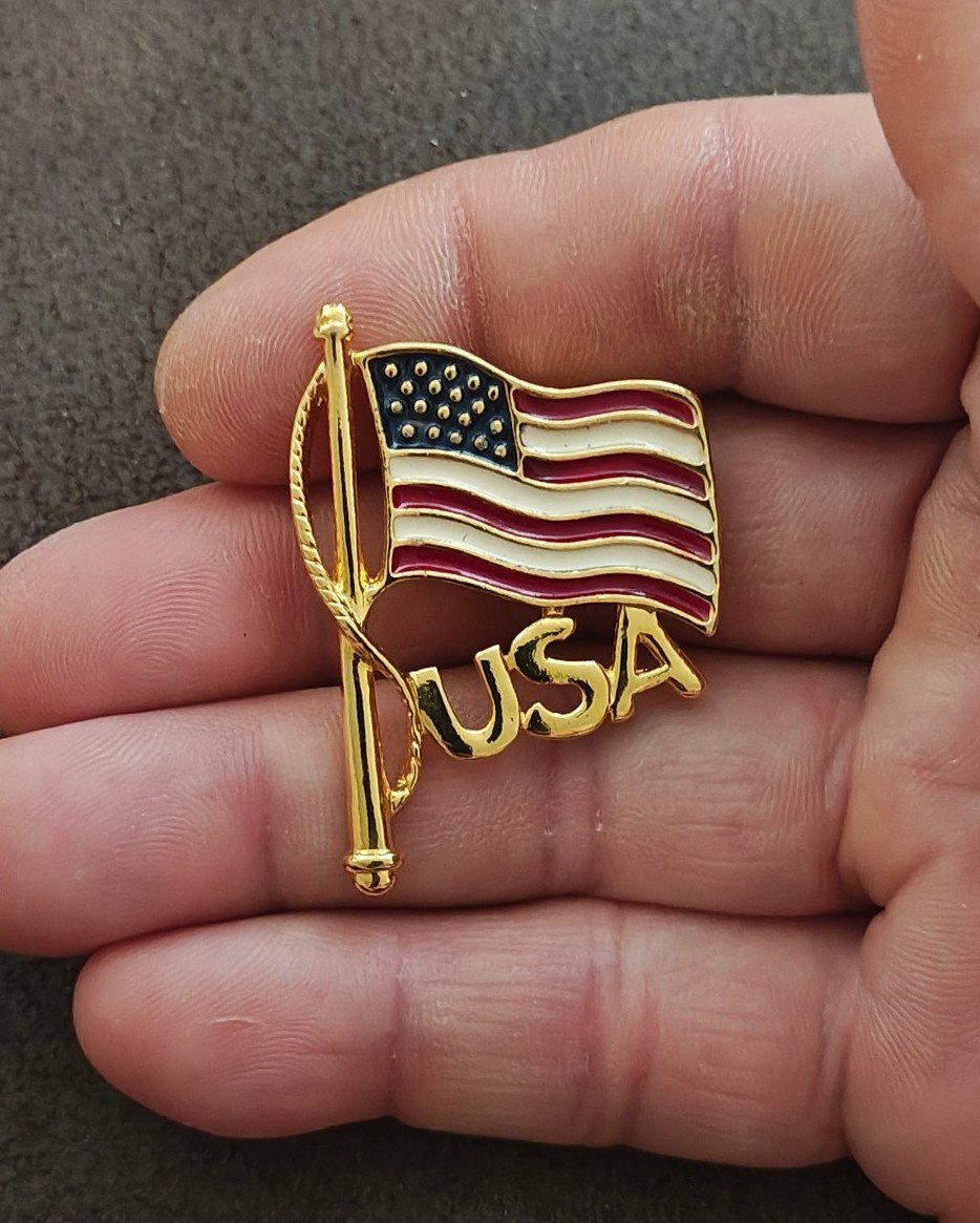 1980s Patriotic USA American Flag Gold Tone Enamel Pin