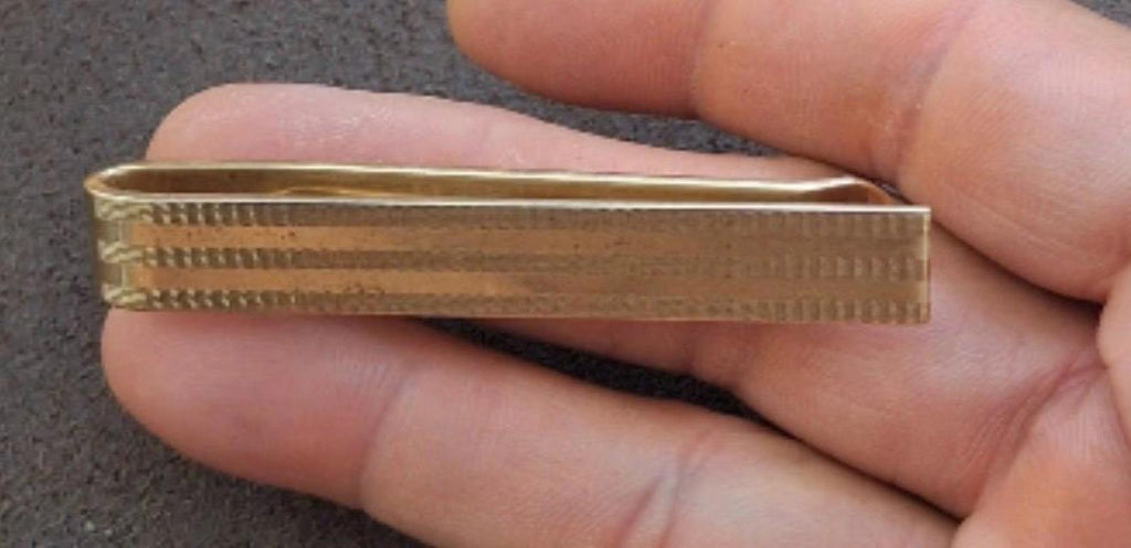 Gold tone tie bar clip, horizontal side profile with textured stripes