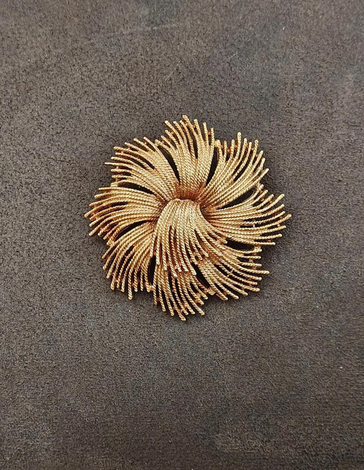 Gold-tone starburst rope brooch with twisted rope rays, circular fan design