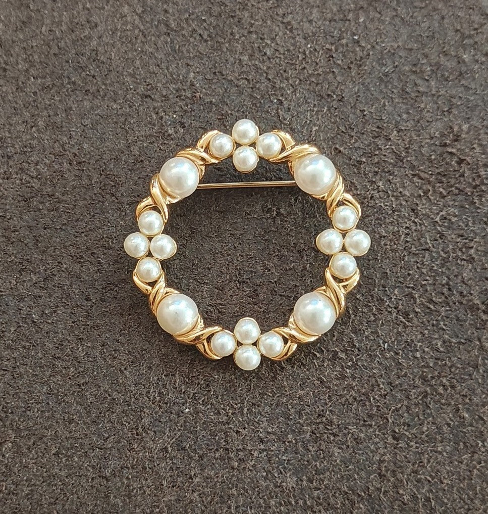 1980s Gold Tone Faux Pearl Open Circle Wreath Brooch Pin.