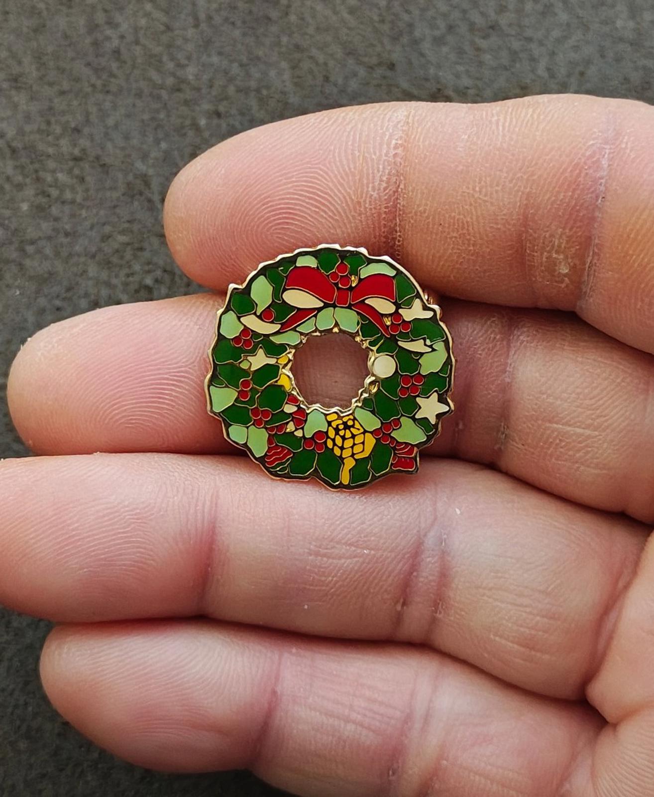 1980s Gold Tone Enamel Christmas Wreath Pin