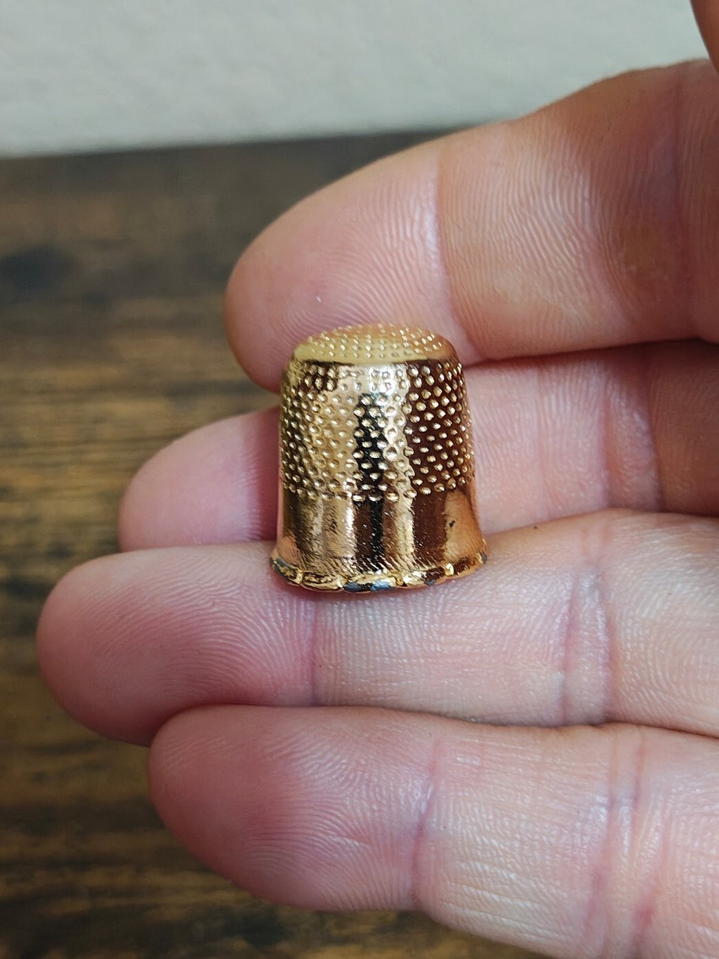 1960s New York "Empire State" Building Gold Tone Enamel Crest Souvenir Thimble