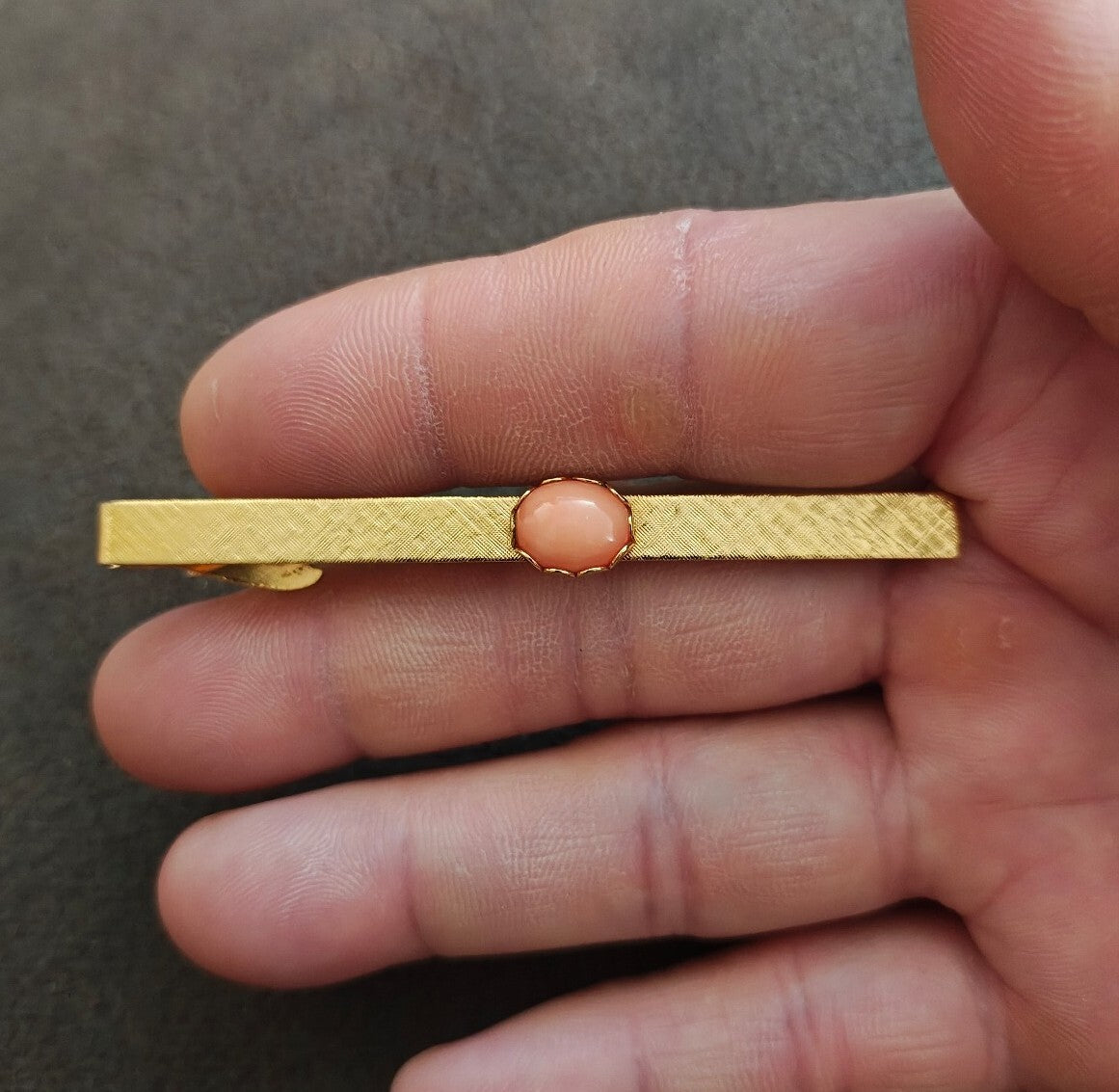 1950s/60s Gold Tone Tie Bar Clip With Oval Salmon Pink Coral Cabochon Stone