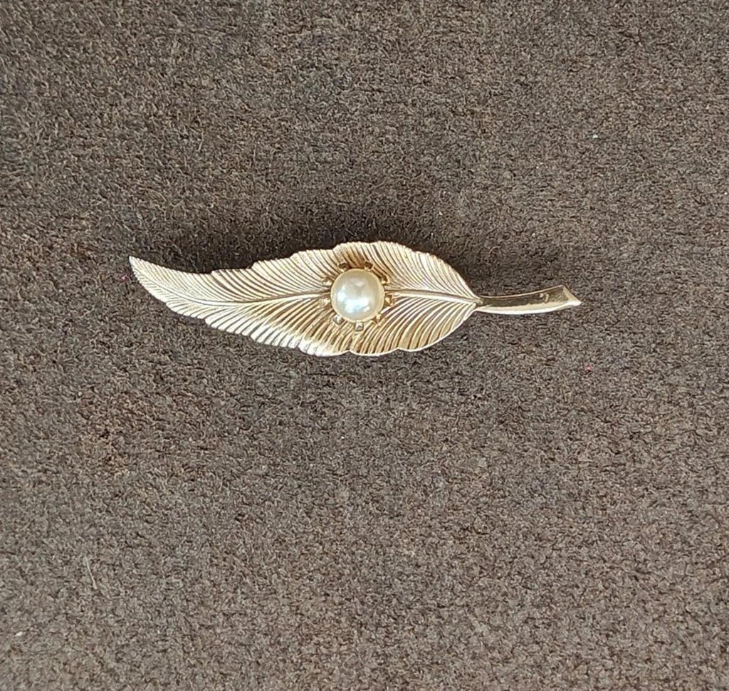 1960s Gold Tone Textured Leaf With Prong Set Faux Pearl