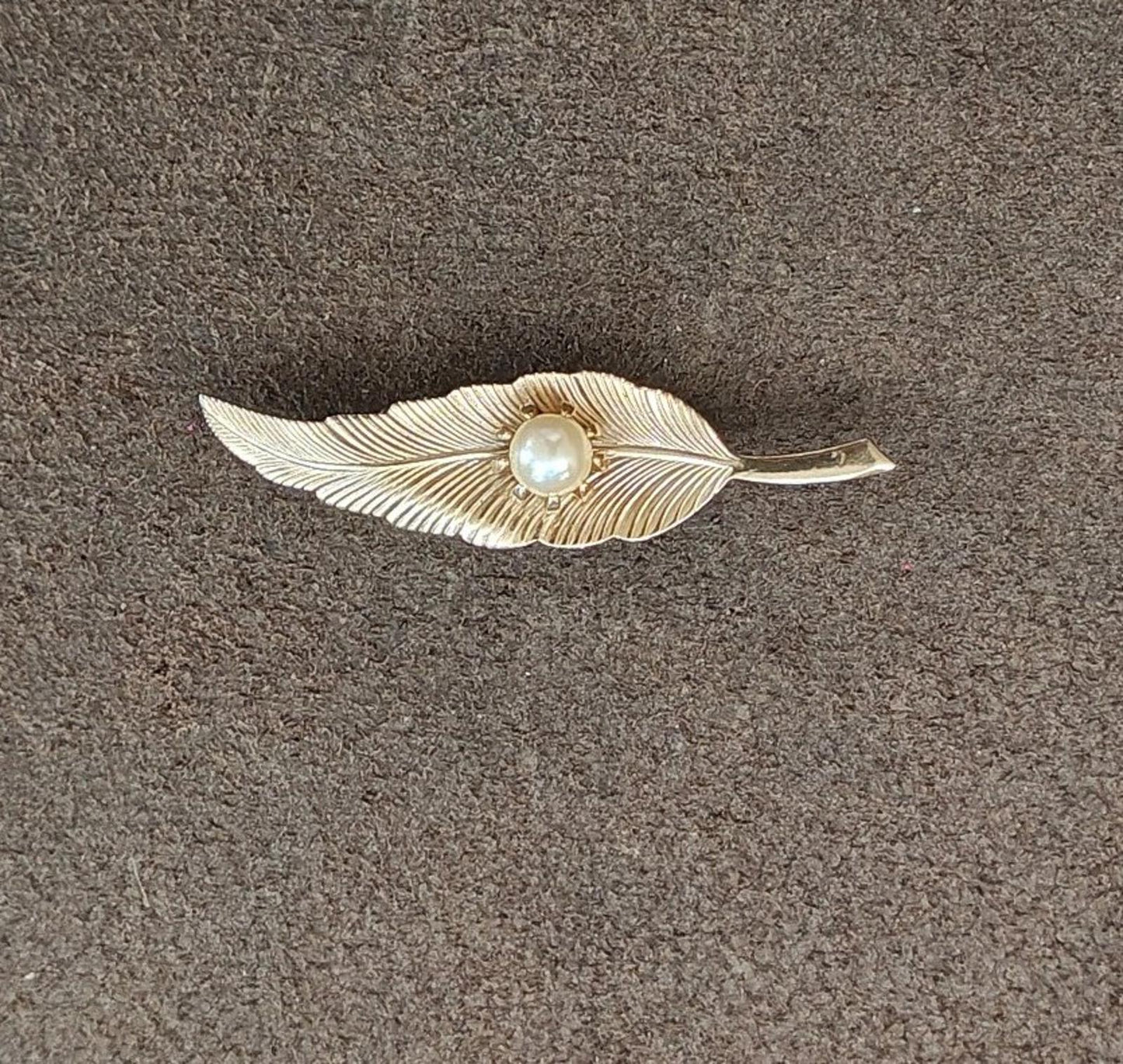1960s Gold Tone Textured Leaf With Prong Set Faux Pearl