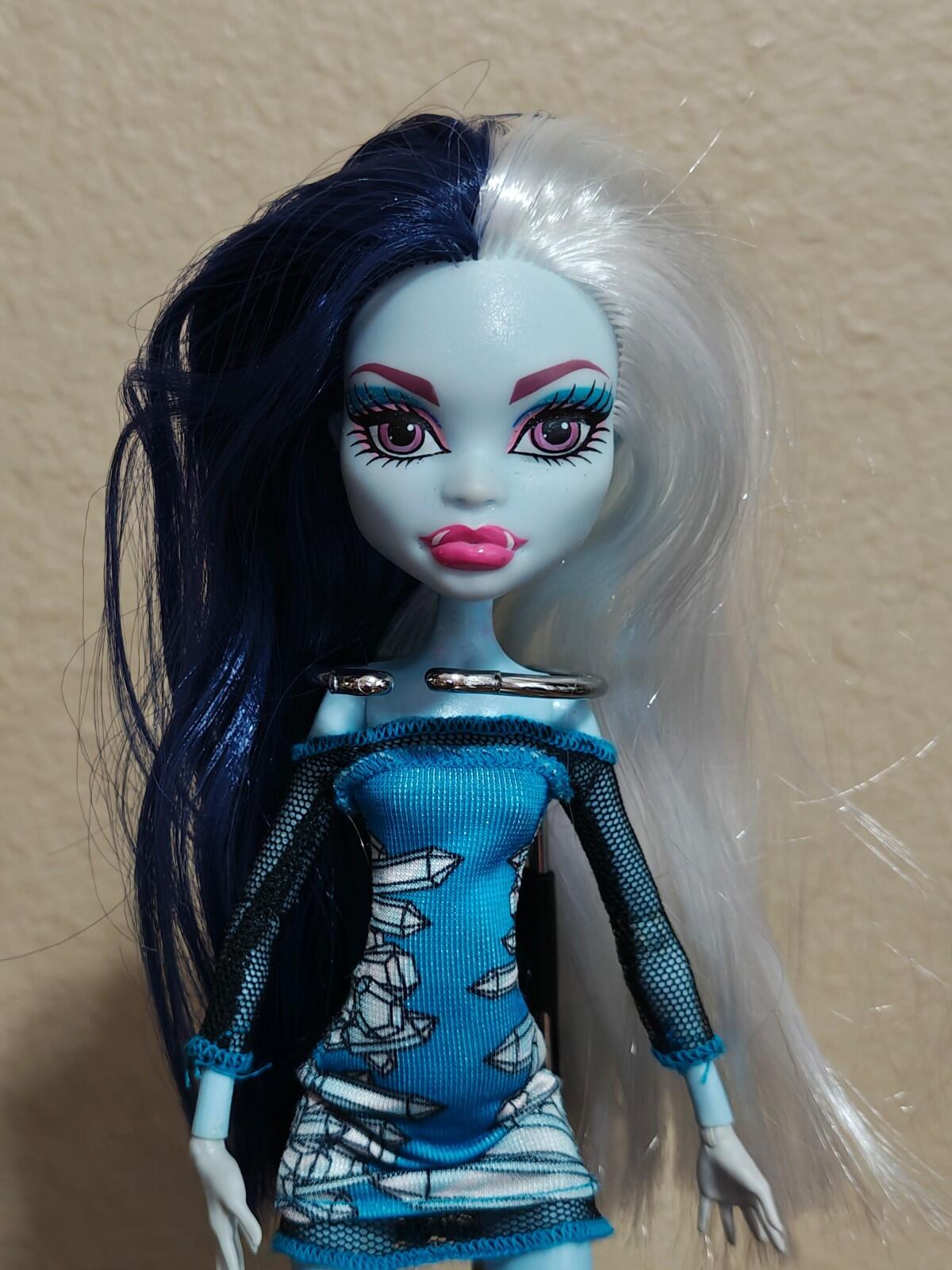 2010 Monster High Abbey Bominable Zombie Doll With Blue Outfit.