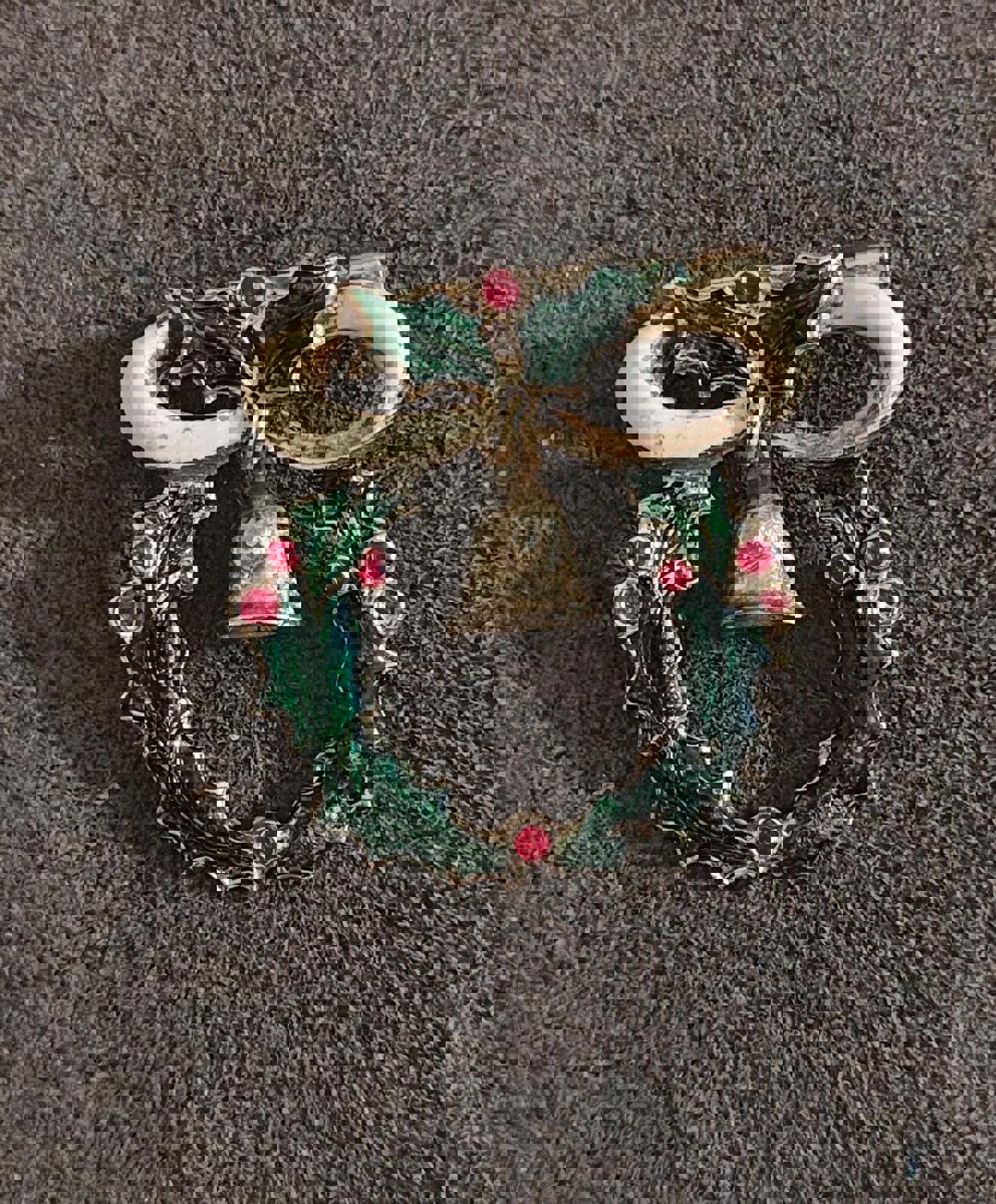 1980s Vintage Christmas Wreath Gold Tone Enamel Brooch Pin