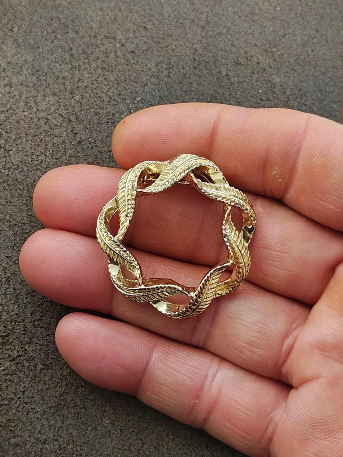 1960s GERRYS Gold Tone Circle Leaves Wreath Brooch Pin
