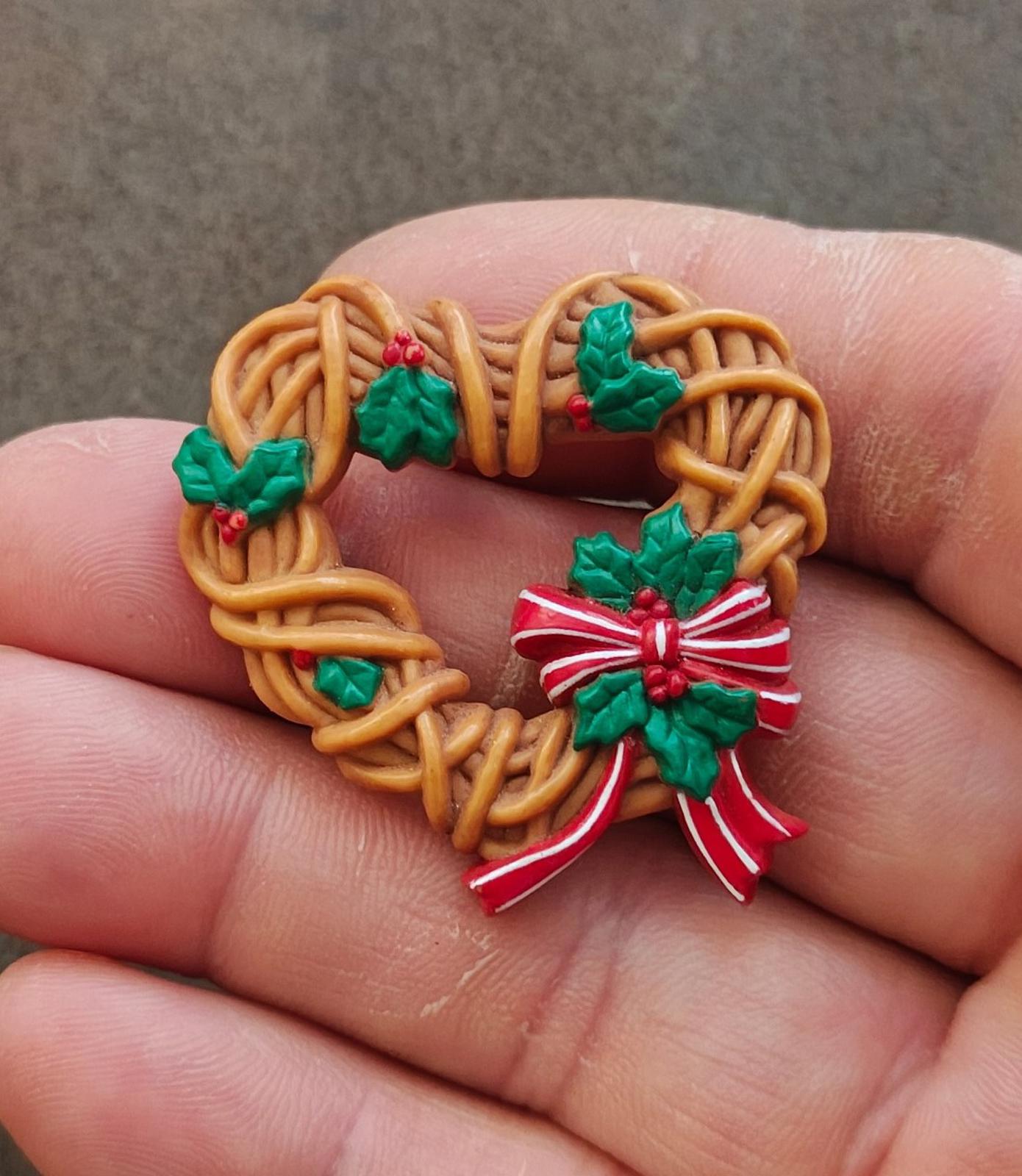1980s Hallmark Plastic Heart-Shaped Christmas Wreath Brooch