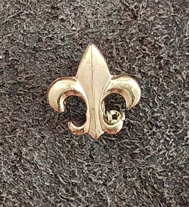 1980s Gold Tone Small Fleur-de-lis Pin Brooch