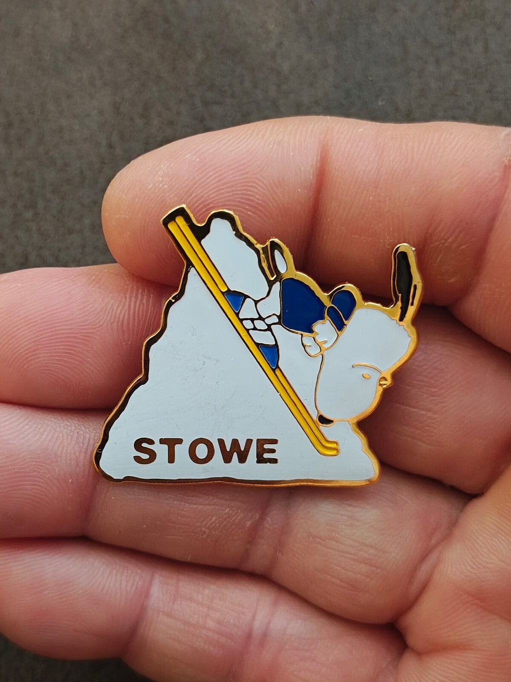 1970s Peanuts Snoopy Stowe Vermont Gold Tone Enamel Ski Pin