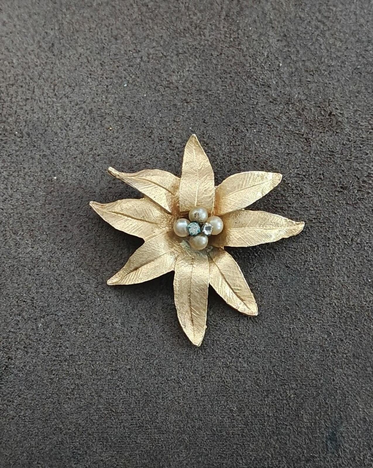 1950s/60s Gold Tone Textured Flower With Faux Pearls & Rhinestones Brooch