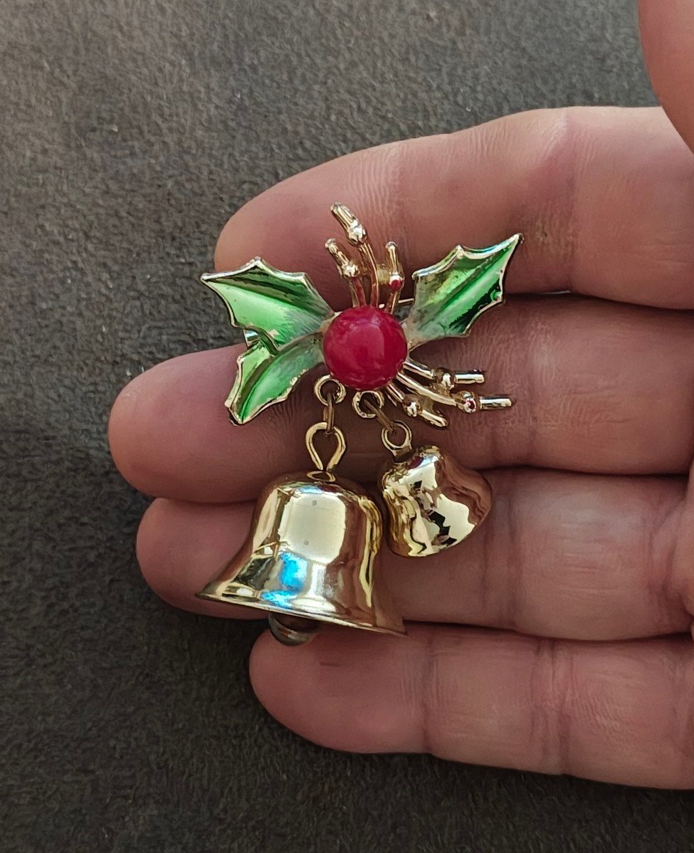 1980s Christmas Holly & Jingle Bells Gold Tone Enamel Brooch Pin