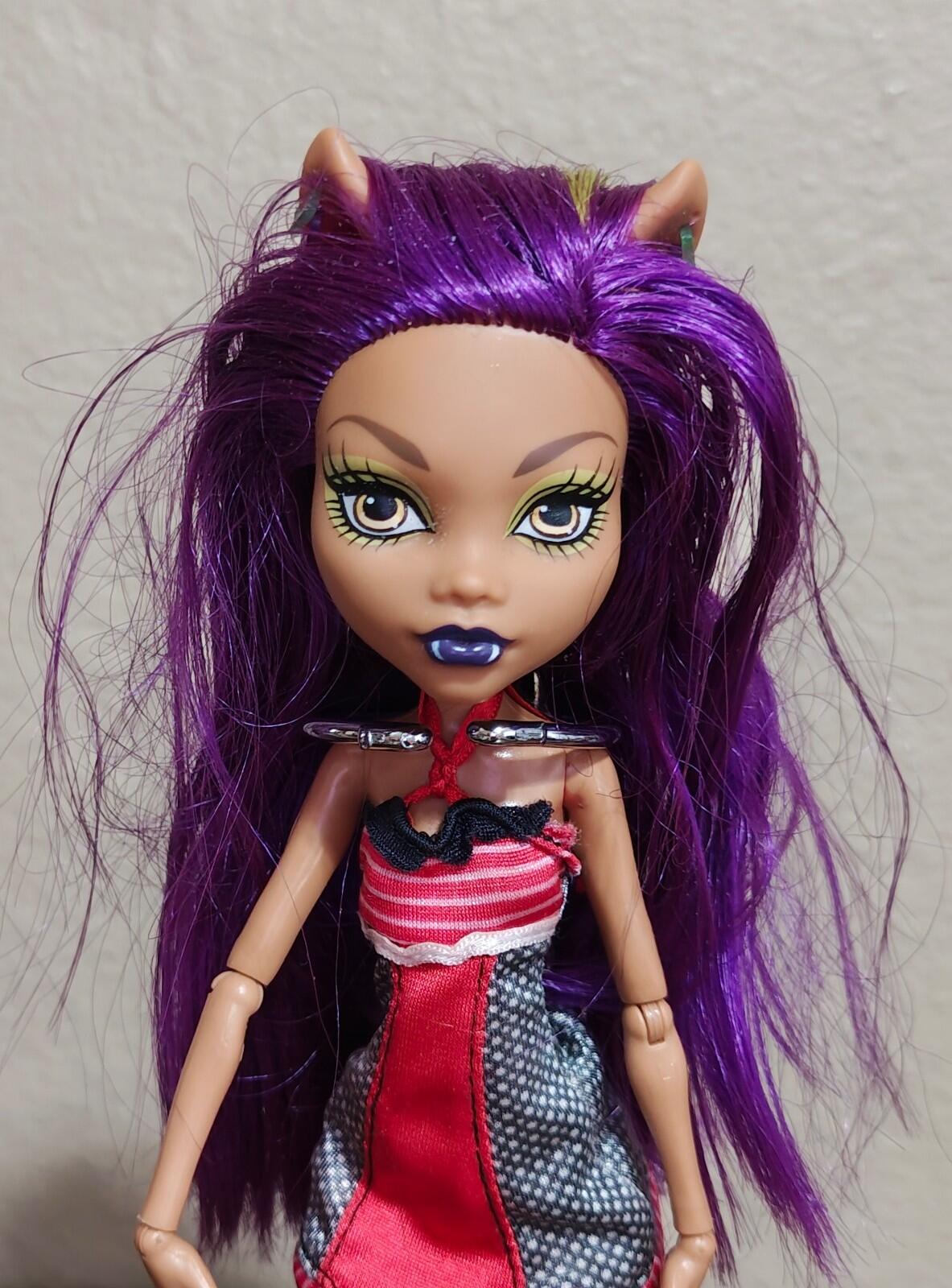 2008 Monster High Clawdeen  With Red Outfit & Black Shoes.
