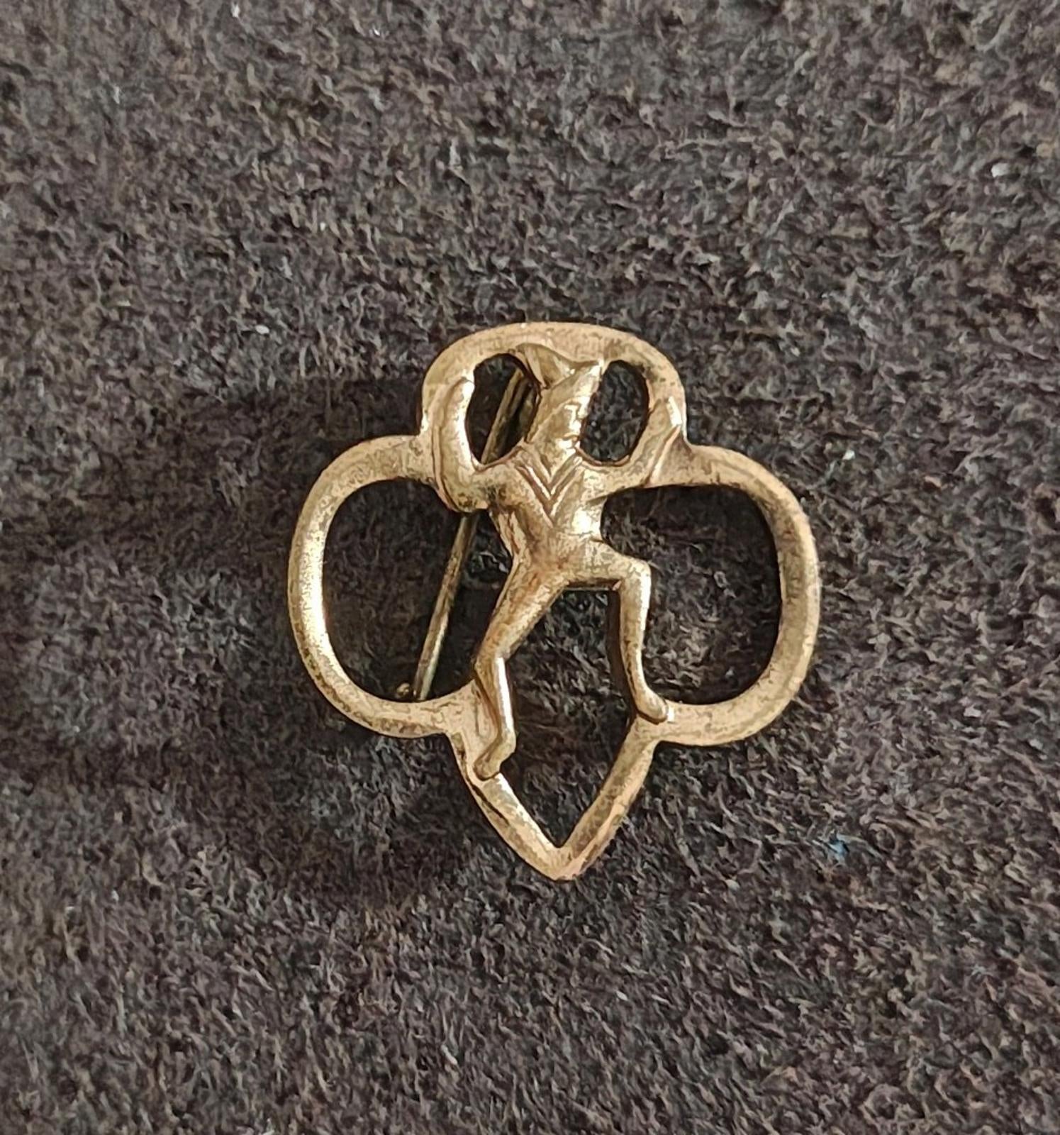 1960s Vintage vintage Girl Scout Brownie Membership Gold Tone Pin Brooch
