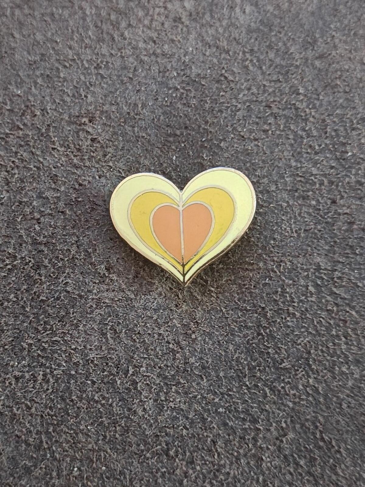 1970s Gold Tone Retro Enamel Heart Pin