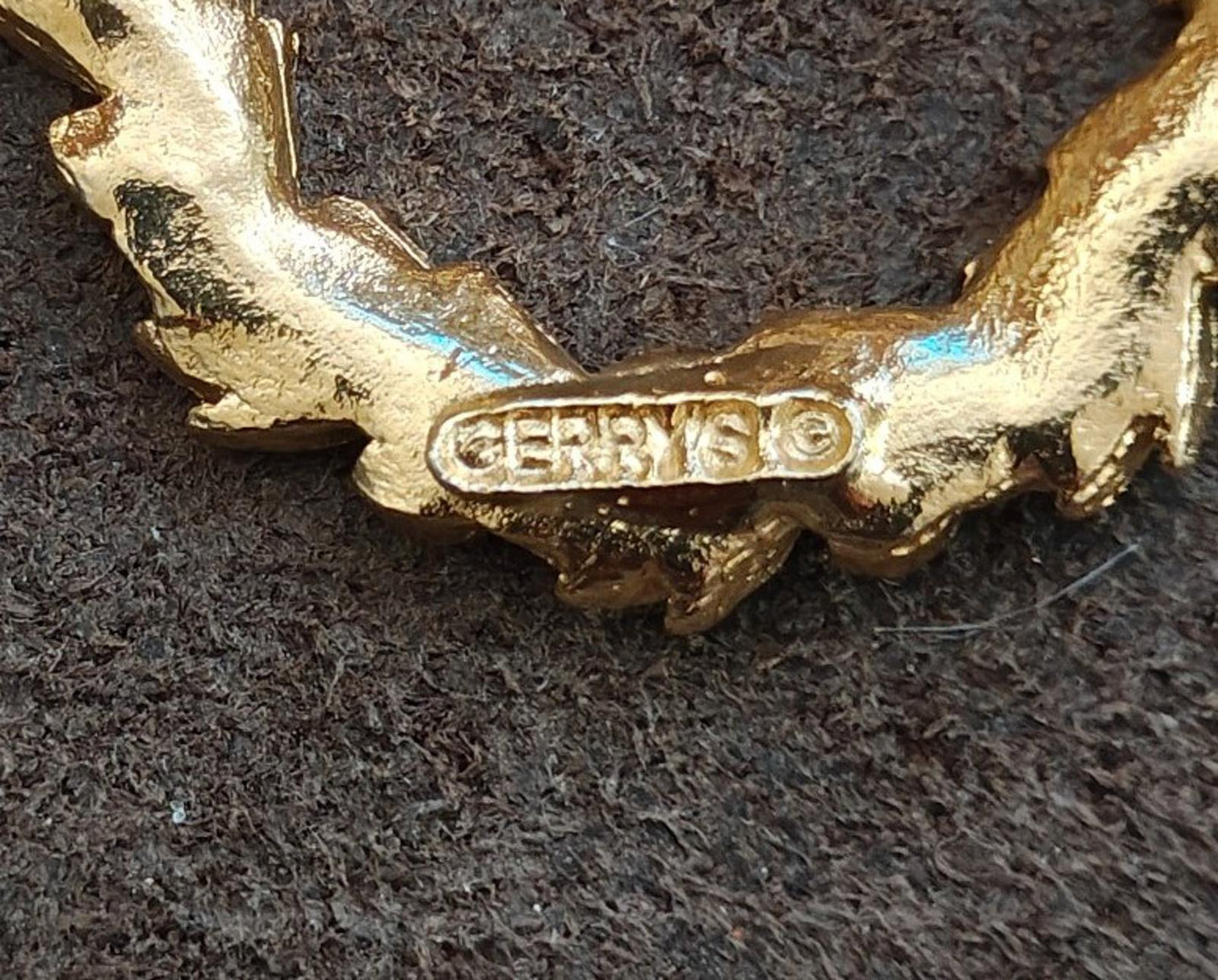 1980s Gold Tone Signed Gerry's Textured Leaf Wreath Brooch
