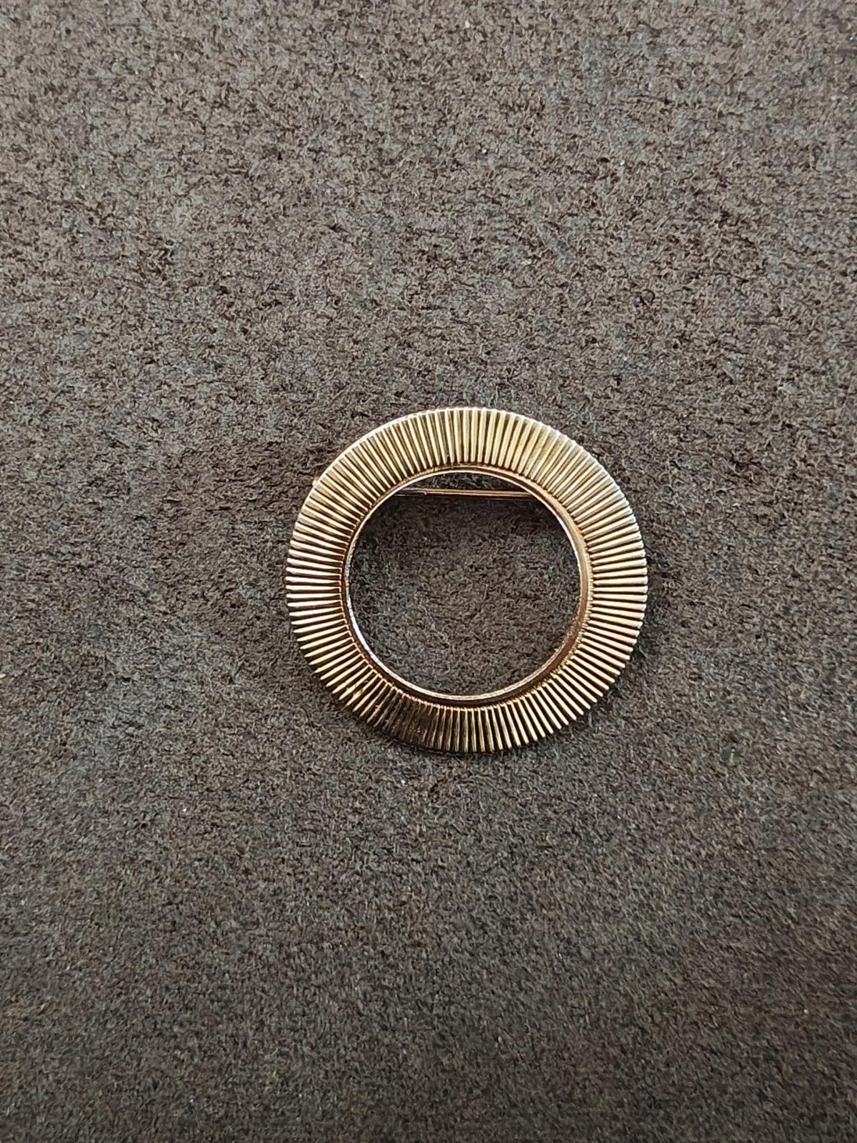 1980s Vintage Ribbed  Openwork Circle Gold Tone Brooch Pin
