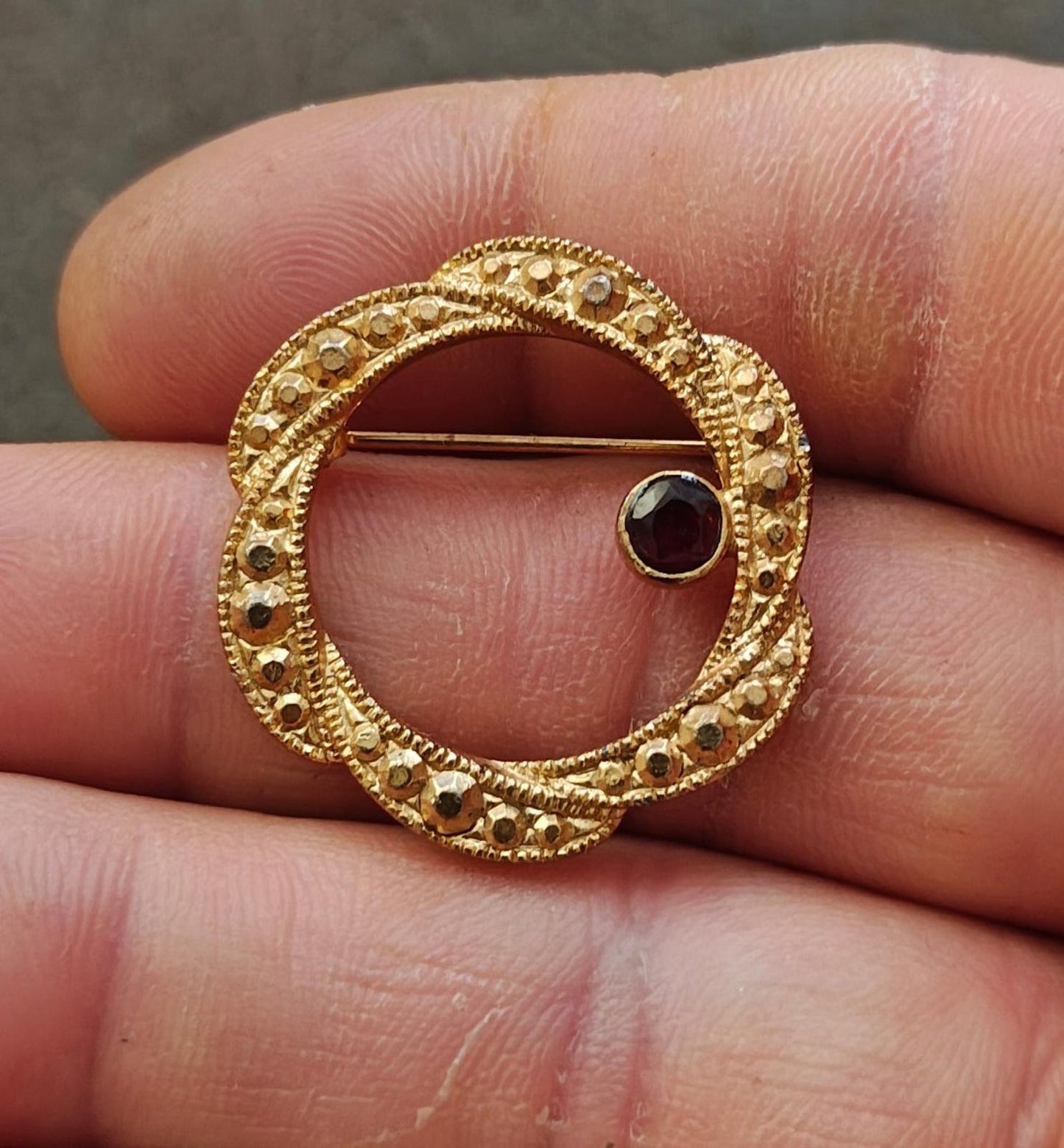 1950s Edwardian Style Circle Gold Tone Faceted Solitaire Garnet Gemstone Brooch