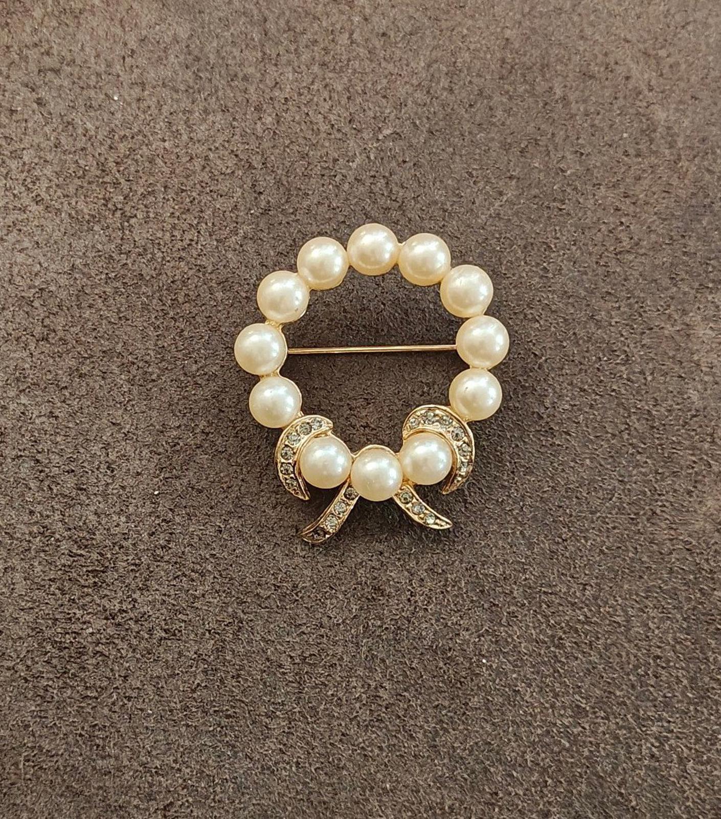 1960s Faux Pearls and Clear Rhinestones Wreath Bow Gold Tone Brooch Pin