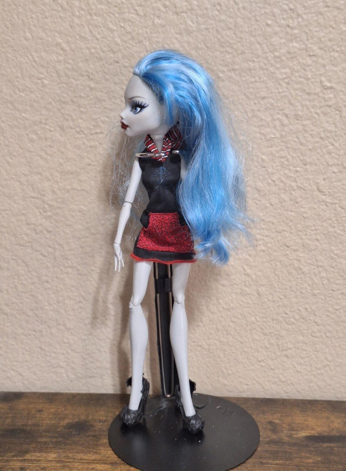 2008 Monster High Ghoulia Yelps Zombie Doll With Red & Black Outfit.