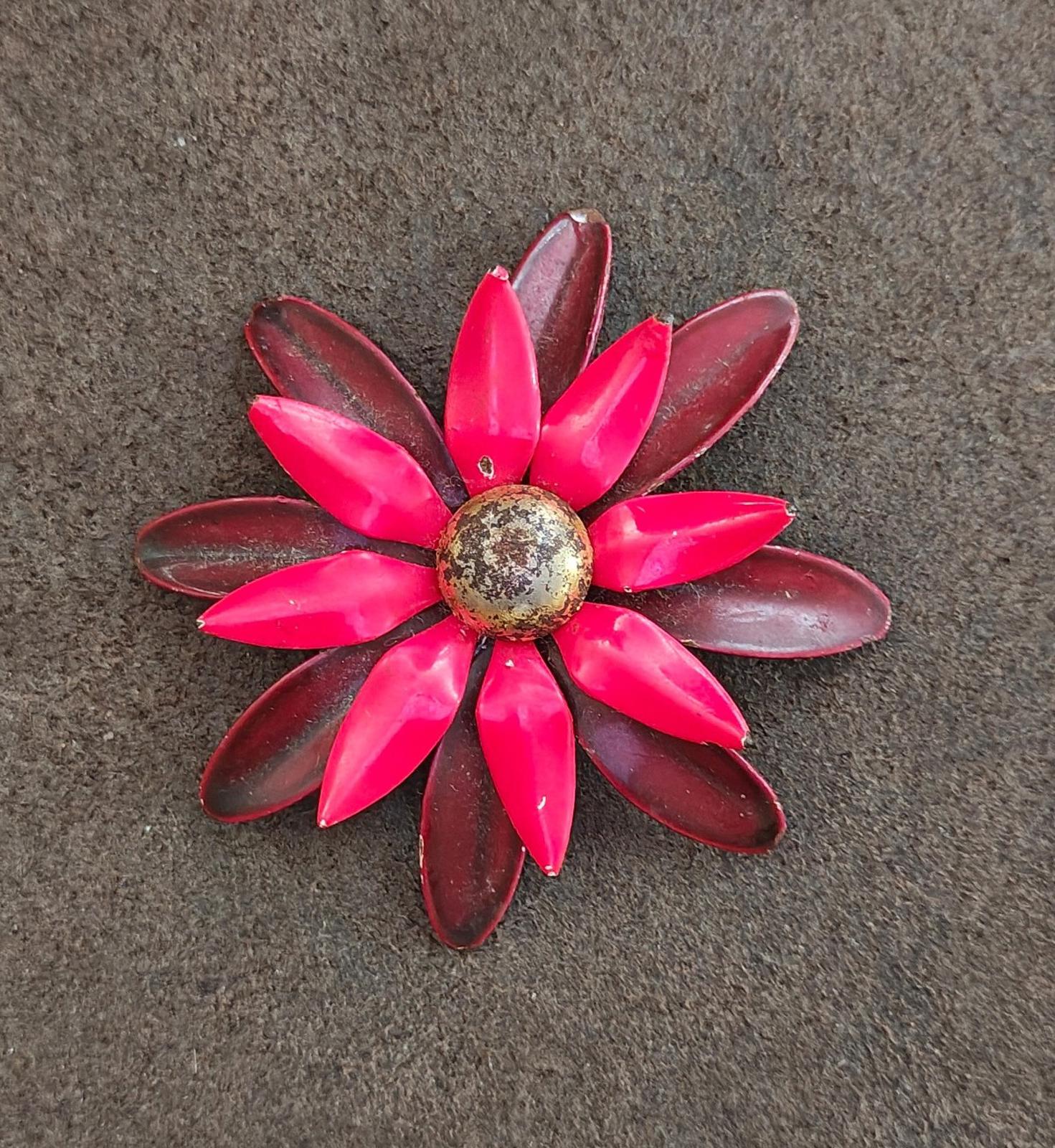 Front view daisy enamel metal pin brooch in bright red and dark burgundy