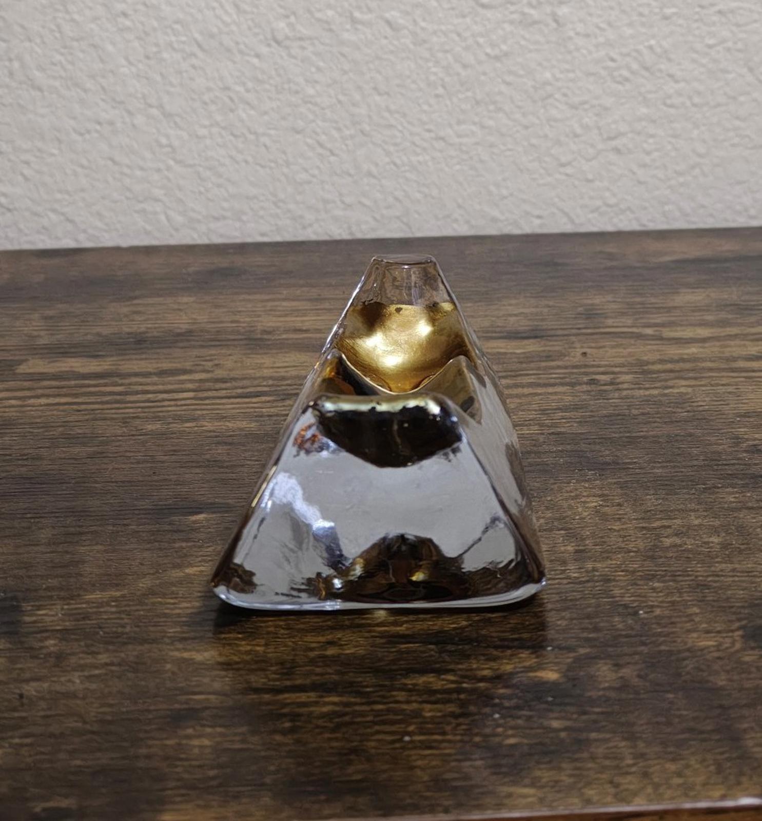 Clear cat paperweight figurine bottom view with gold interior and reflective base