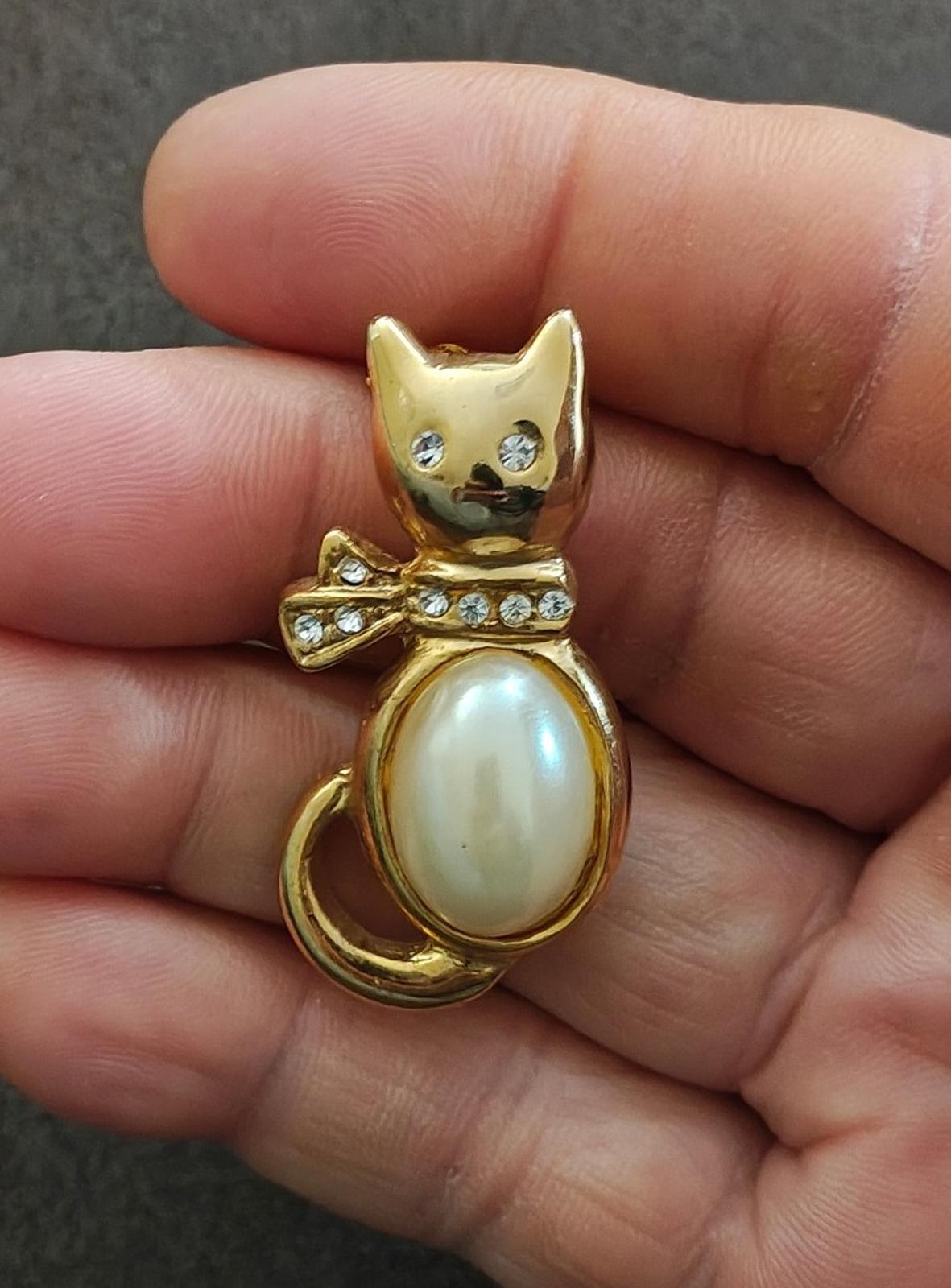 1980s Jelly Belly Cat  Gold Tone Brooch With Large Faux Pearl and Rhinestones