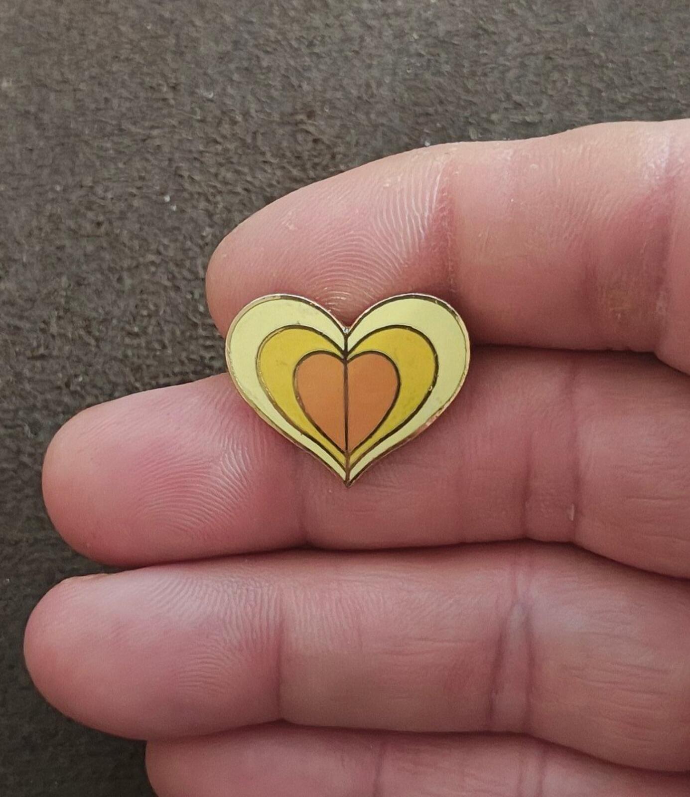 1970s Gold Tone Retro Enamel Heart Pin