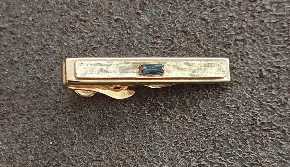 1950s/60s Swank Gold Tone Bark Textured Tie Bar Clip & Black Baguette Stone