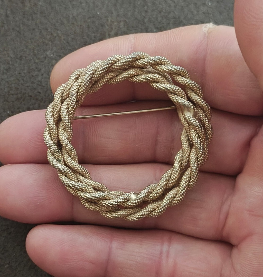 1970s/80s Textured Gold-Tone Twisted Mesh Wreath Brooch