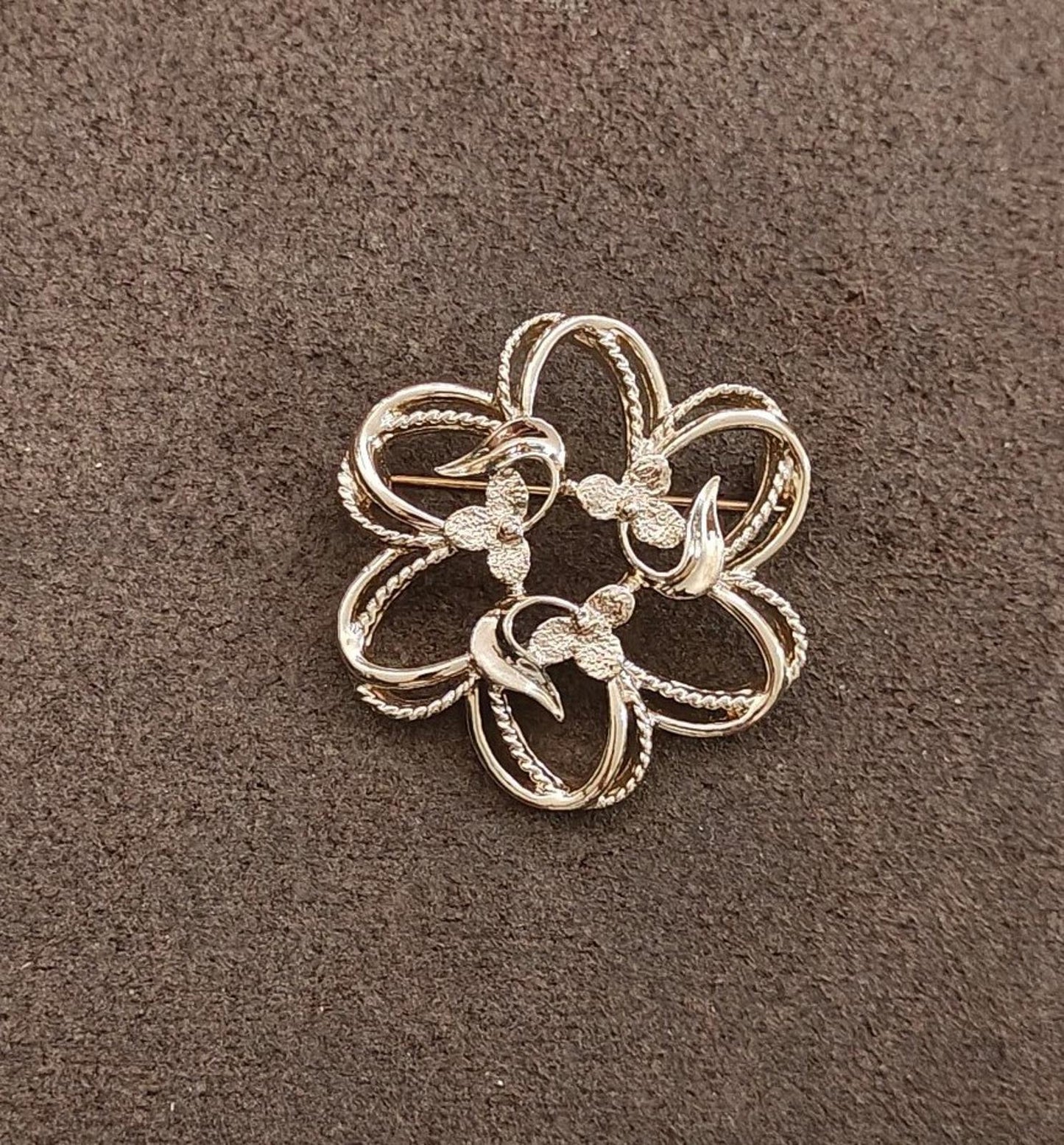 1974 Signed Sarah Coventry Gold Tone Fleurette Brooch