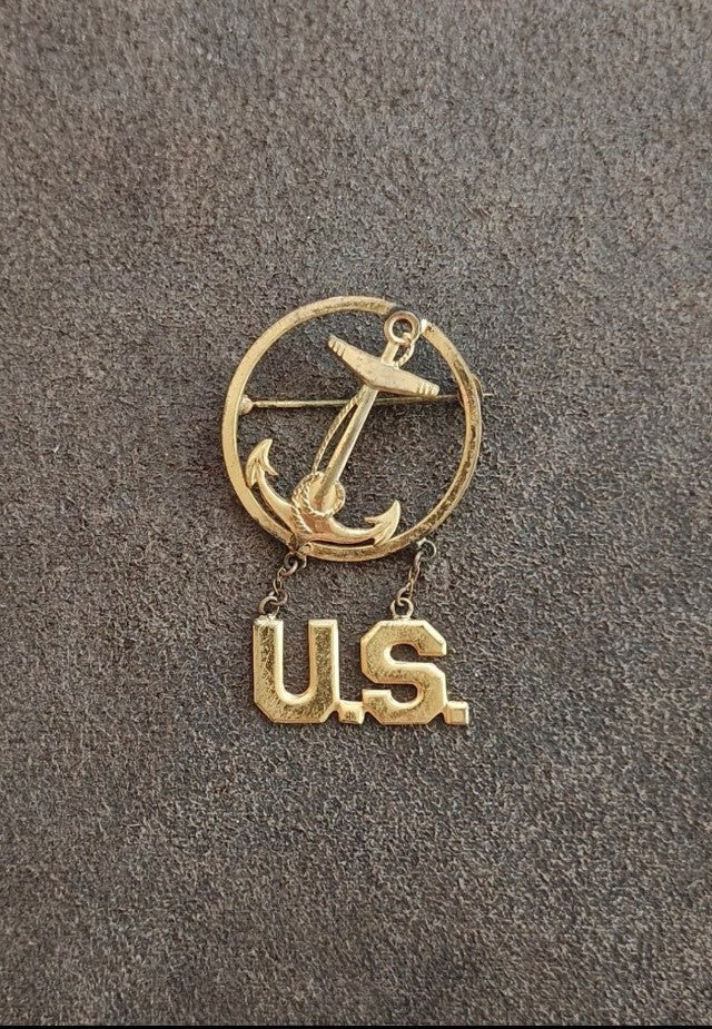 1940s WWII US Navy Gold Tone Anchor & Hanging U.S. Letters Sweetheart Pin.