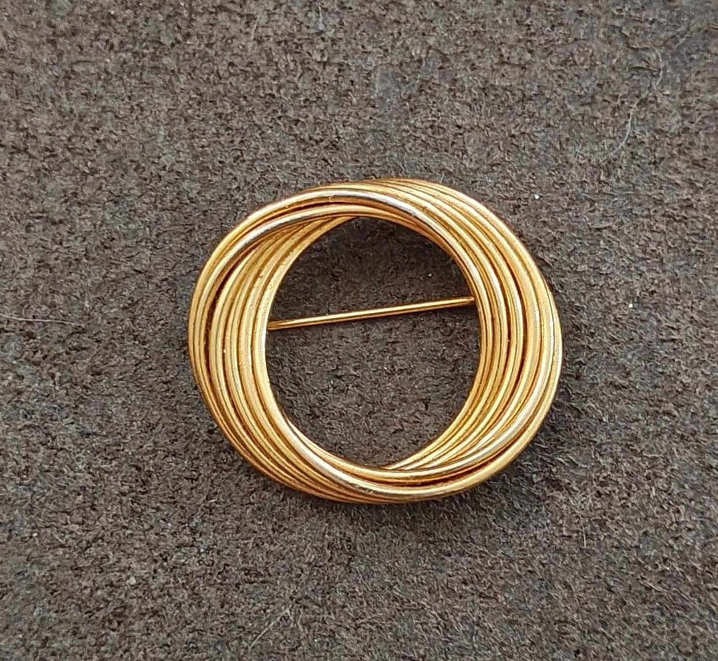 1980's Circle Gold Tone Brooch Pin