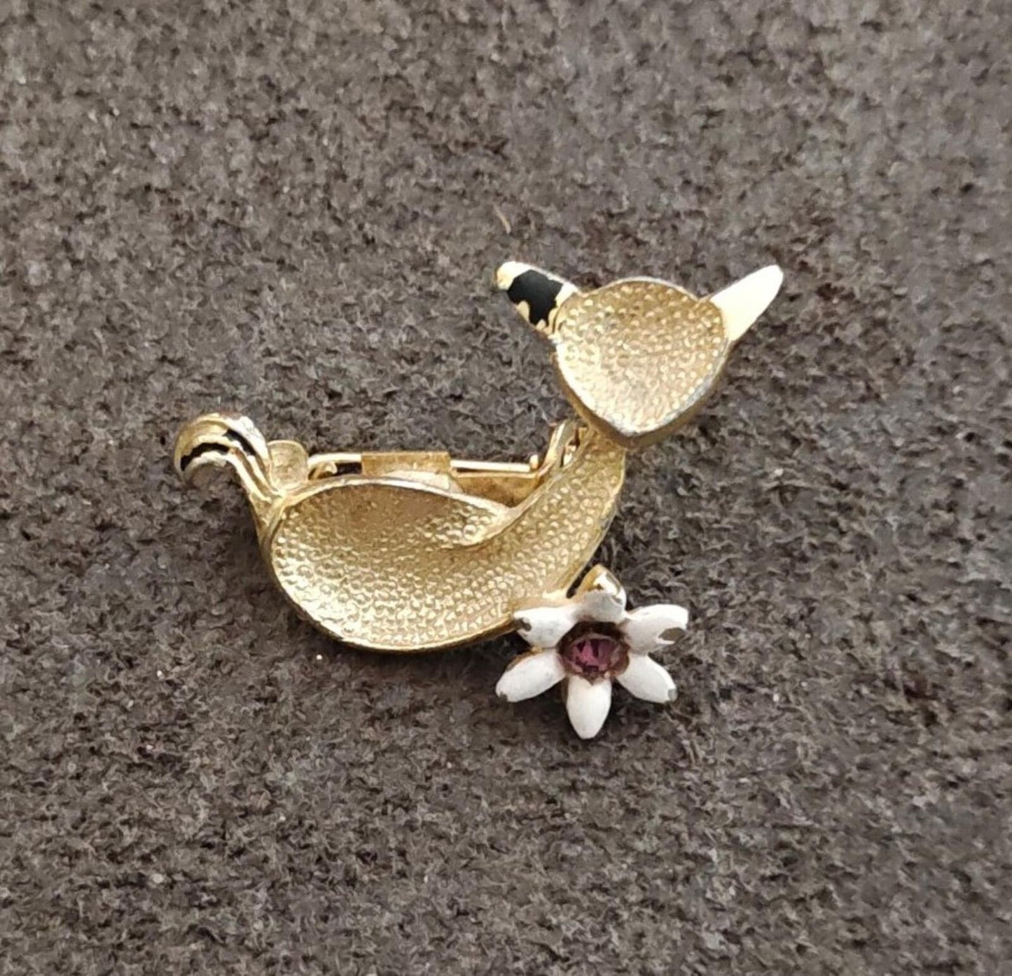60s Gold Tone Textured Cat Holding a White Flower With Purple Rhinestone Brooch